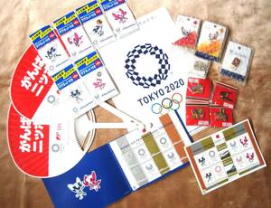 東京2020オリンピックパラリンピック特殊切手82×20枚，うちわ２枚、バッチ８種、マグネット６種、クリアファイル１枚