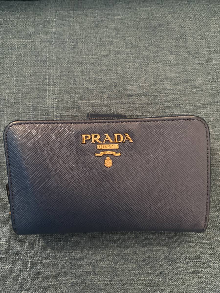 美品レア希少 PRADAプラダSOFT 本物プラダPRADA本革サフィアーノレザー二つ折り財布サイフコンパクト札入れメンズレディース黒ブラックイタリア製旅行トラベル CALF二つ折り財布コンパクトウォレット カーフレザー黒ブラック×シルバー金具 高級Italy製メンズ財布1M0523