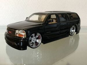 送料無料　1/24 GMC ユーコン デナリ ブラック ミニカー　JADATOYS YUKON DENALI 2002 DUB CITY BLACK