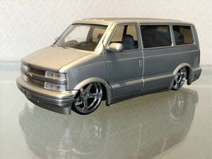 送料無料　1/24 シボレー アストロ バン　ミニカー シルバー JADATOYS CHEVROLET ASTRO VAN 2001 DUB CITY silver