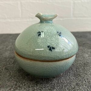 美品 香合 高麗青磁 海平窯 花紋 小鳥 ”海平” 銘入り [JSL 1988年ソウルオリンピックのシール] 口径7cm 茶道 香道 箱入り保管品