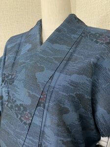 婦人　大島紬の着物　正絹　花紋様の織　黒色/藍色/赤色　深支子色の八掛　リメイクやコスプレにも　保管品