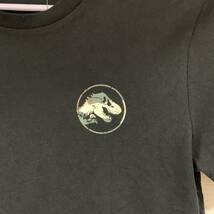 JURASSIC WORLD (ジュラシック・ワールド) - MEN 半袖Tシャツ Lサイズ 黒色 シネマTシャツ 映画Tシャツ 恐竜 (タグ付き新品未使用品)_画像2