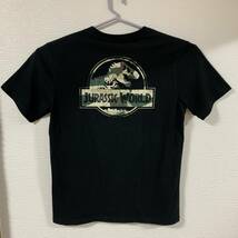 JURASSIC WORLD (ジュラシック・ワールド) - MEN 半袖Tシャツ Lサイズ 黒色 シネマTシャツ 映画Tシャツ 恐竜 (タグ付き新品未使用品)_画像4