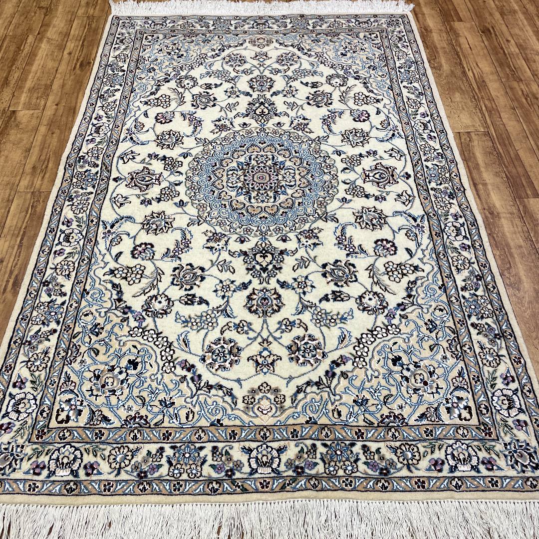 ペルシャ絨毯 手織りナイン産 ゴンバット柄 新品 113㎝×79㎝ | www