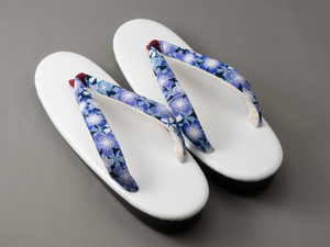 【新品未使用・送料無料】花柄の日本製ぞうり（L） - 白台・青い桜鼻緒 - 奈良で手作りで作っています