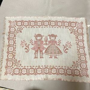 ランチマット　ランチョンマット　おしゃれ　インテリア　中古　織物　フリンジ　玄関　花瓶　刺繍　テーブルウェア　柄　ピンク