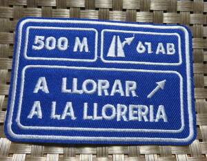 青白　道路標識◆新品A Llorar a la lloreria 　フランス　フランス語　road sign　刺繍ワッペン◆自動車　オートバイ　バイク　レース