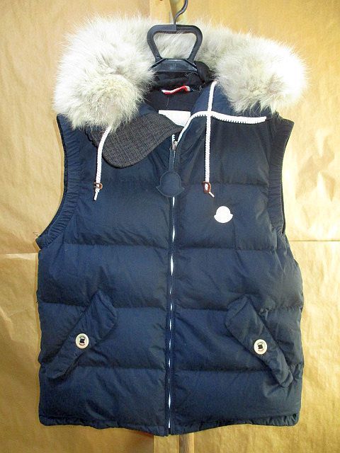 ヤフオク! -「moncler v ベスト」の落札相場・落札価格