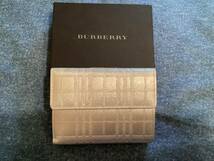 新品未使用★BURBERRY・バーバリー財布★牛革★三つ折り★シルバー色_画像1