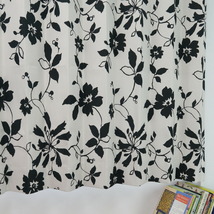 遮光カーテン 北欧 花柄 リーフ柄 ブラック 幅100cm×丈135cm2枚 日本製 プリーツが綺麗な形態安定加工_画像5