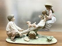 LLADROリヤドロ　6169 シーソーと子供たち　SEESAW FRIENDS フィギュリン　陶器人形　置物　箱　子供　男の子　女の子　子犬　オブジェ　_画像3
