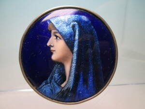 [. month ] West antique *Limoges Limo -ju autograph equipped ema-yu blue veil beautiful young lady brooch 11.39g Victoria 