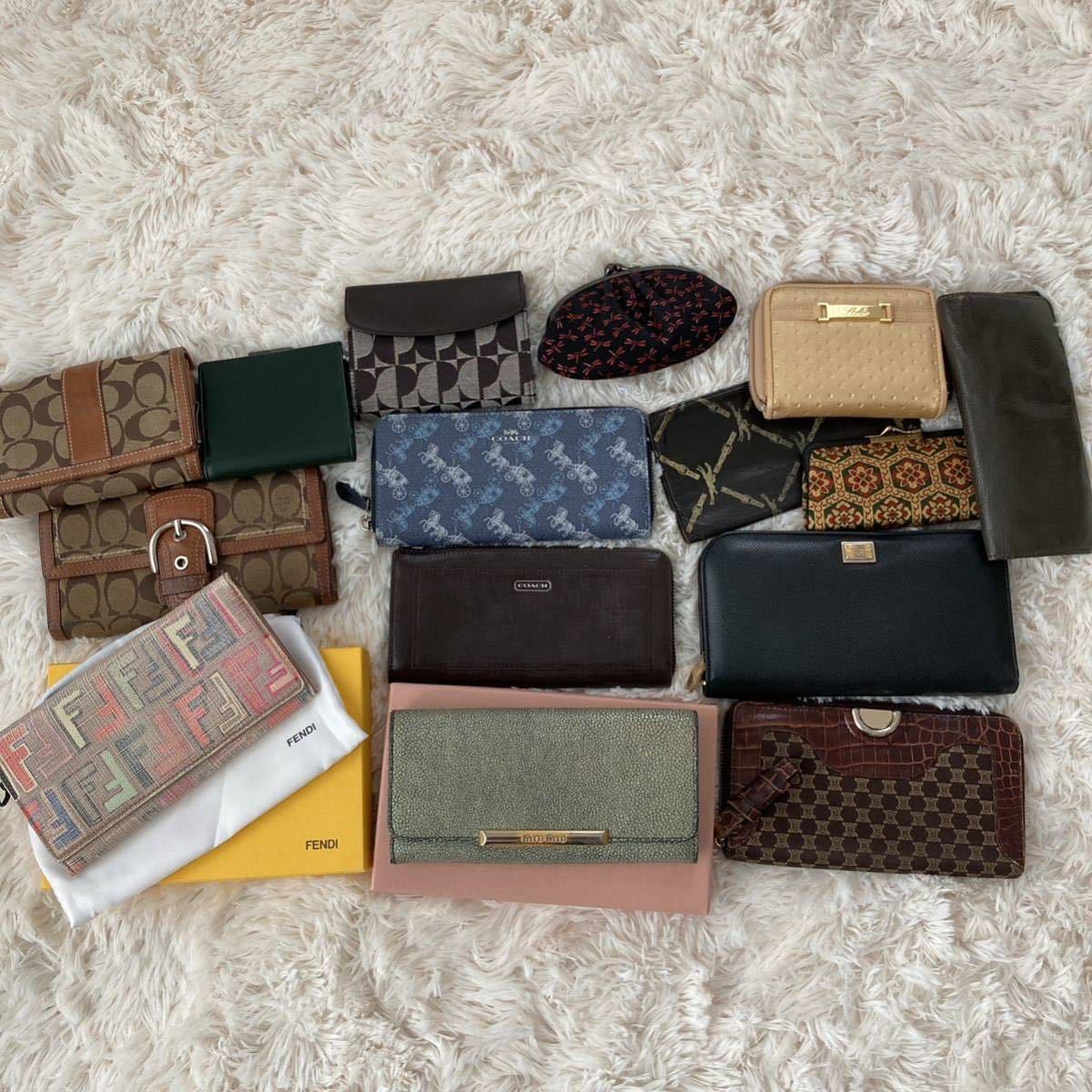 Celine 財布の値段と価格推移は?|2,329件の売買情報を集計したCeline ...