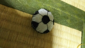 Фаршированный футбольный мяч?