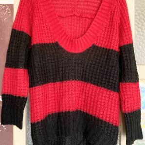 ボーダーニット　Vネックセーター　赤×黒　