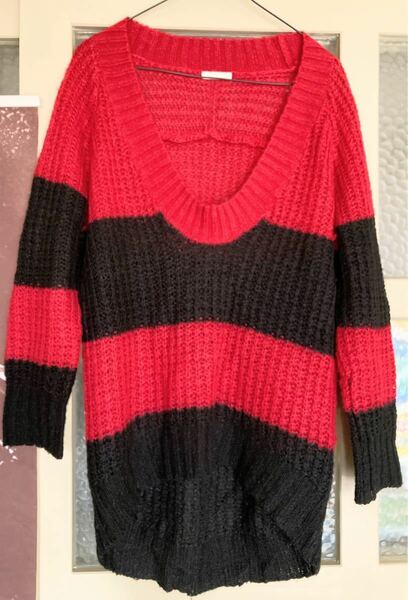 ボーダーニット　Vネックセーター　赤×黒　