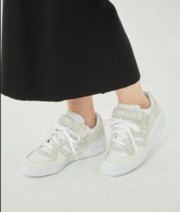 スニーカー ＜ adidas (アディダス)＞ FORUM LOW フォーラム ロー スニーカー ベージュ