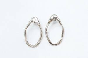[HU223] metal deformation hoop earrings stud silver color unused storage goods handmade manner [ postage nationwide equal 185 jpy ]