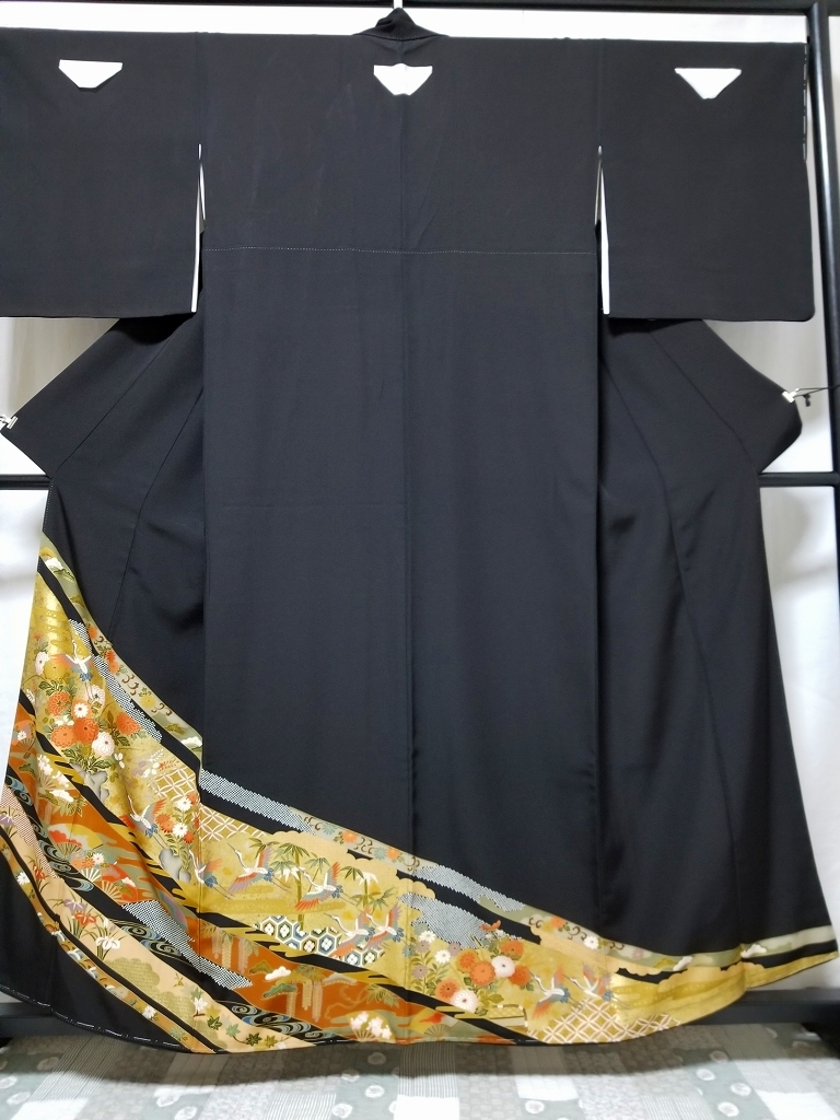黒留袖比翼の値段と価格推移は?|156件の売買情報を集計した黒留袖