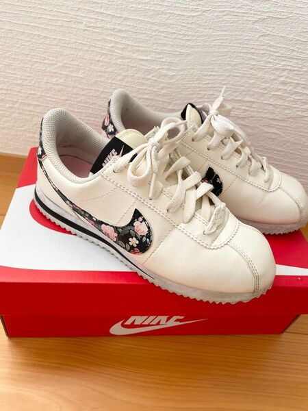 NIKE コルテッツ 花柄 BQ5297-100 22.5cm