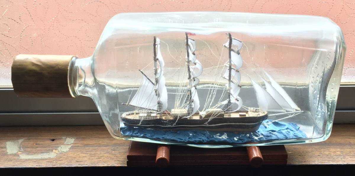帆船の形をしたガラス製のディテール | clinicajuridica.uchile.cl