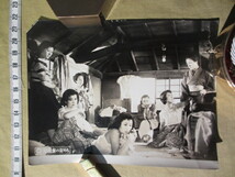 古写真 1956年 大映スチール写真 「屋根裏の女たち」 出演：川上康子、市川春代、八潮悠子、船越英二、村田知英子、藤田佳子、浦辺粂子、_画像1
