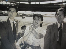 希少 古写真 1955年 　松竹映画 スチール写真 「胸より胸へ」 出演：有馬稲子、大木実、久我美子、冨田浩太郎、水戸光子、他　　_画像2