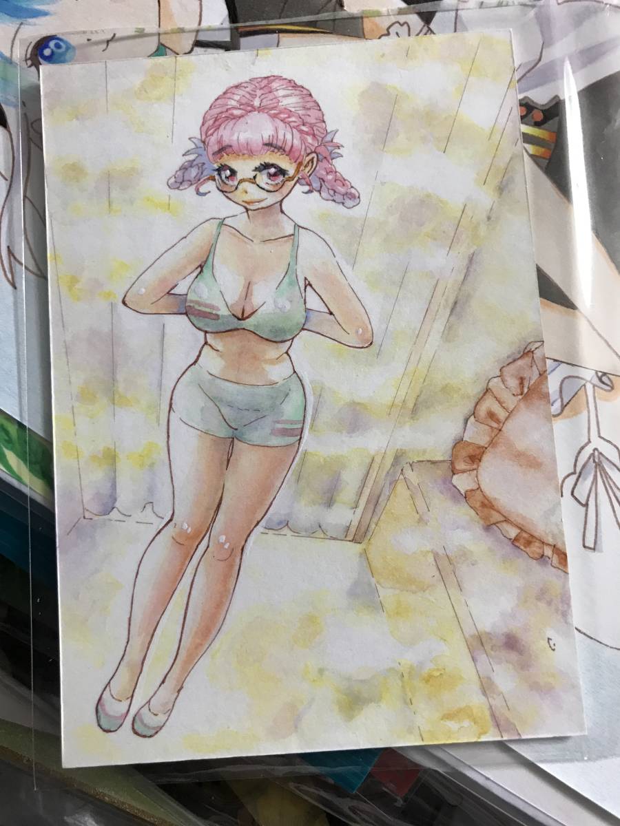 Illustration manuscrite d'une jeune fille portant des lunettes dans la cabine d'essayage, des bandes dessinées, produits d'anime, illustration dessinée à la main