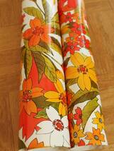 在庫わずか！スイス製 ヴィンテージ＆レトロ ワックスペーパー,包装紙 (秋を感じるオレンジ系の花柄)　50cm×65cm_画像3