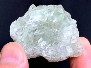 ガラス質の高品質薄緑蛍石・54g（中国産鉱物標本）