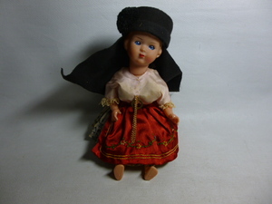旧家から　当時物　民族衣装の青い瞳の女の子　赤エプロン ソフビ人形 （目閉じます）/民族人形　