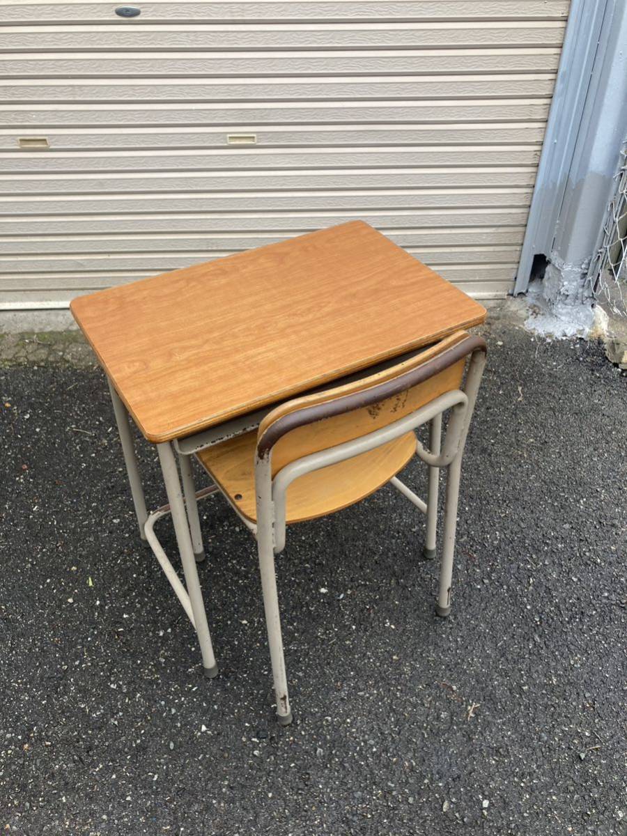 使い勝手の良い レトロノスタルジー 昔懐かしすぎる小学校の椅子