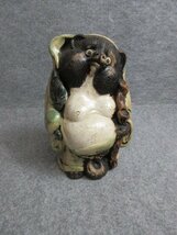 信楽焼 たぬき 置物 [B32188] 高さ25cm 幅15cm 元祖狸庵 オブジェ_画像1