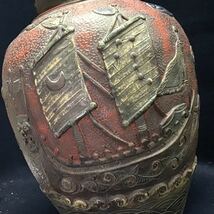 琉球古典焼　軍艦図壺　大花瓶　花入　古琉球　花器　花入　高さ29cm 沖縄　琉球盛付龍船花瓶　壺屋焼　彩色浮彫龍舟魚紋大壺_画像9