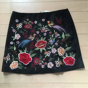 フォーエバー21 台形スカートlady's M 新品 豪華刺繍 スエード風 黒 オリエンタル 裏地付き セレブコーデに アジアン 薔薇