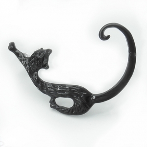 ネコのイヤーカフ (ピアス穴に固定して耳にかけるタイプ《黒／ジュエリーポーチ＆クロス付き》