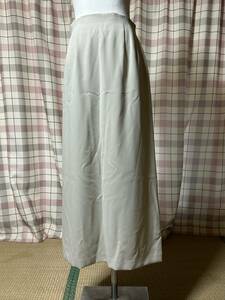 287) PINORE ベージュのきれいなロングフレアスカート(USED、美品）