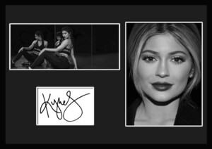 10種類!Kylie Jenner/カイリー・ジェンナー/コスメ/サインプリント&証明書付きフレーム/BW/モノクロ/ディスプレイ(10-3W）