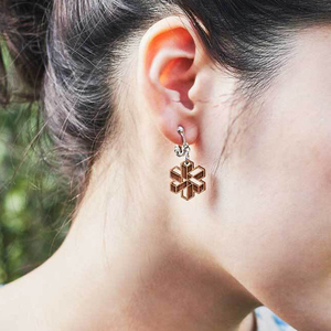 [ tree tch] walnut. tree * earrings ( loading comes in succession cube body )