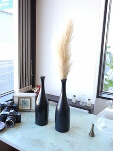 ○黒の陶器のボトル　2点セット　スリムな形　一輪挿し　花瓶　レトロ　和モダン　スタイリッシュ　ヴィンテージ　古道具のgplus広島 2211i