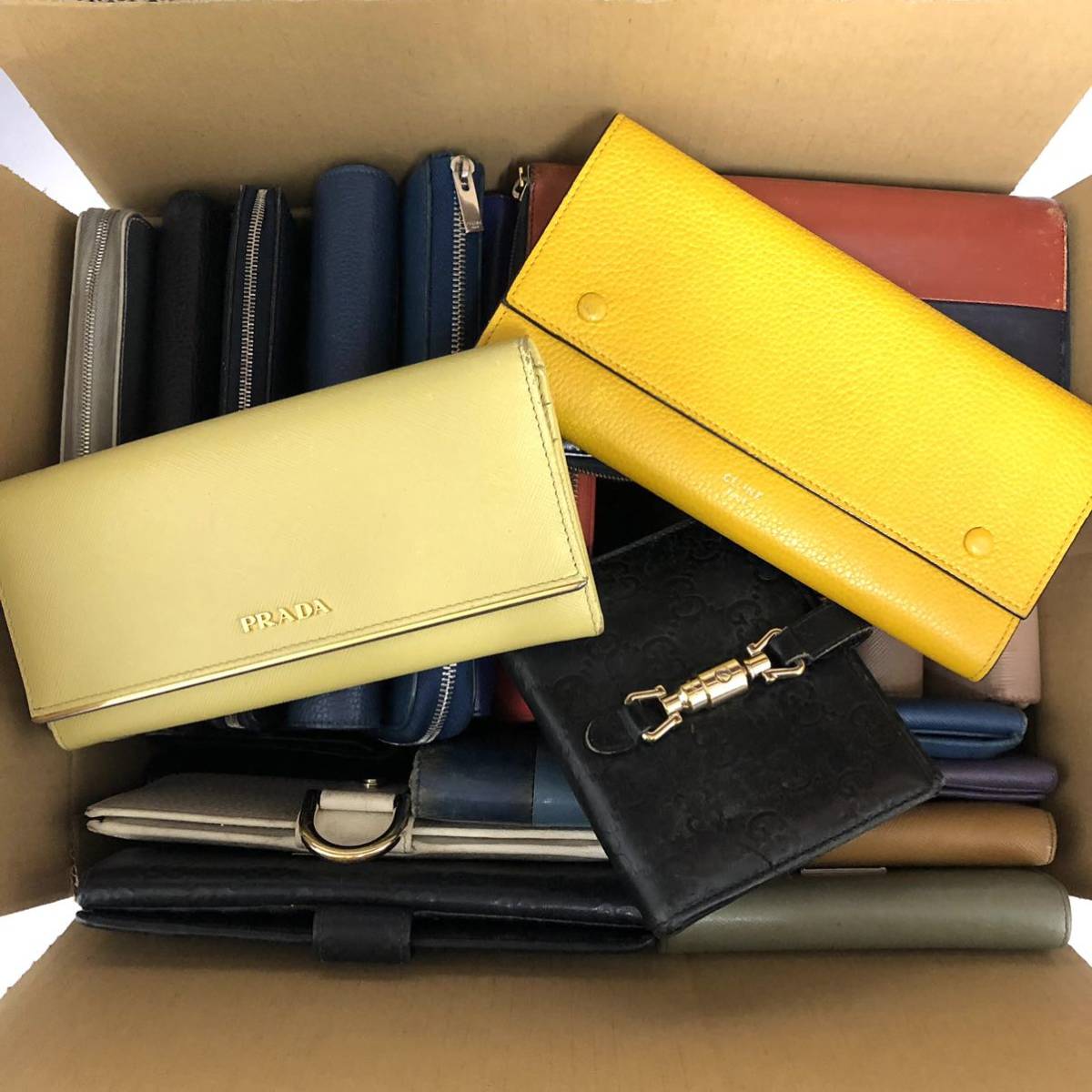 Celine 財布の値段と価格推移は?|2,329件の売買情報を集計したCeline ...