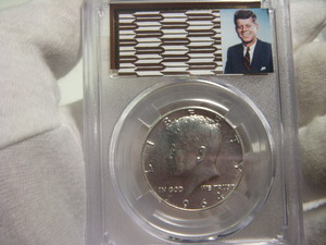 ハーフダラー　ケネディ銀貨　１９６４年　「本物保証」　直径３０．４ｍｍ。スラブケース入り。２０２３年没後６０年記念の美品。