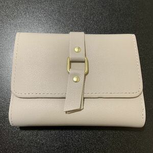 PUレザー　グレーベージュ　ベルトデザイン　コンパクト　折り財布　カードケース