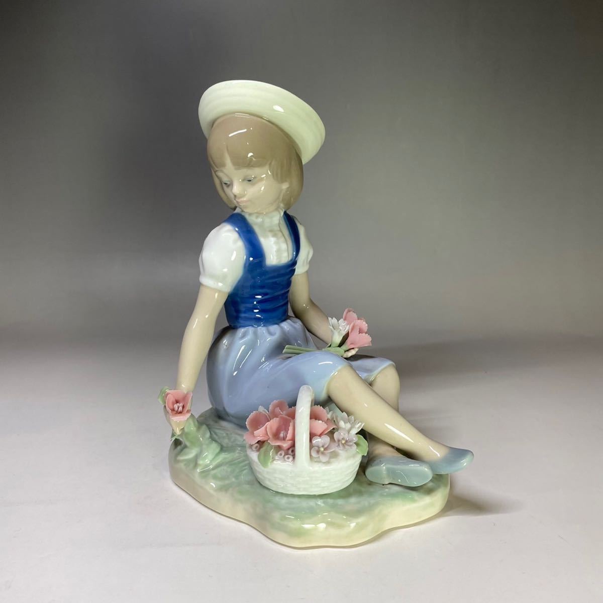 新品本物購入 リヤドロ(LLADRO) ユリを持つ少女 GIRL WITH FLOWERS