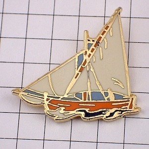  pin badge * white .. boat * France limitation pin z* rare . Vintage thing pin bachi