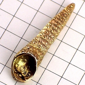  pin badge * gold color. to coil .* France limitation pin z* rare . Vintage thing pin bachi
