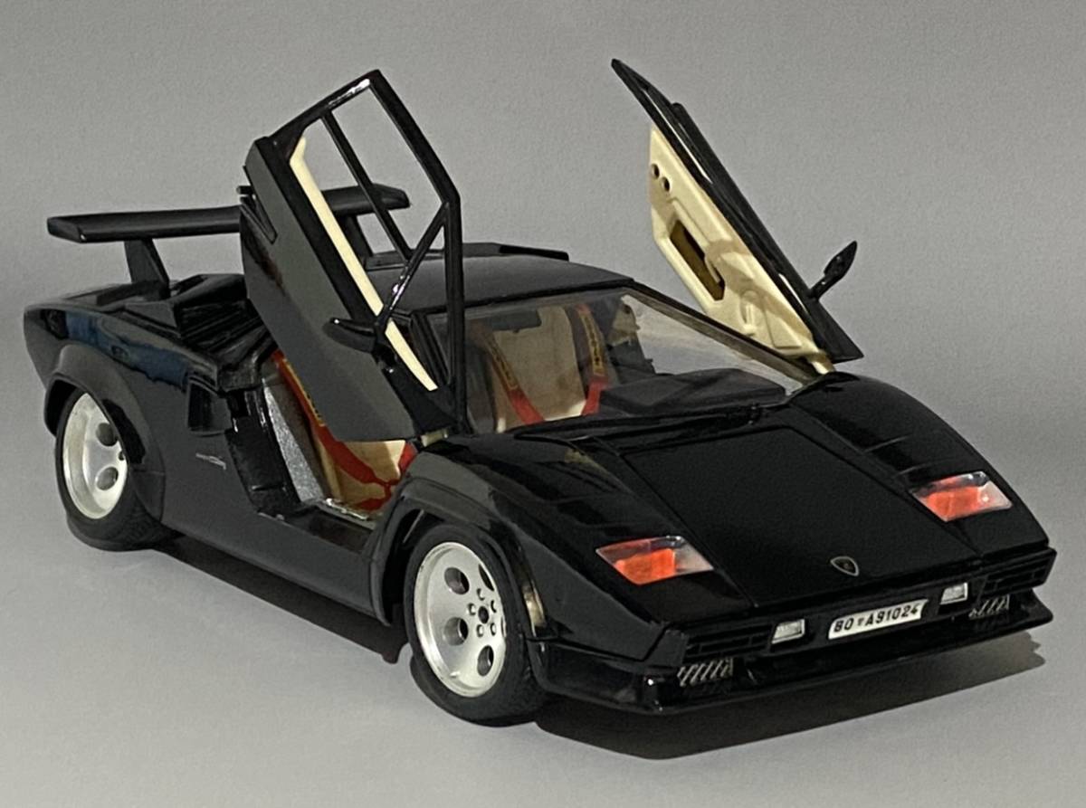 白 フリル付 ブラーゴ社製 1/18 ランボルギーニ カウンタック! - ミニカー