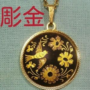 手彫りのネックレス