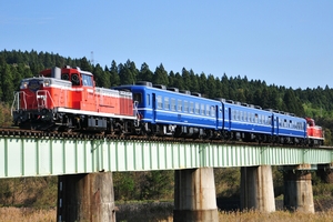 鉄道 デジ 写真 画像 陸羽東線全線開通100周年 DE10 12系 特製HM付き 2